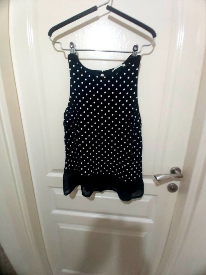 Siyah Puantiyeli Kolsuz V Yakalı Bluz - Görsel 4