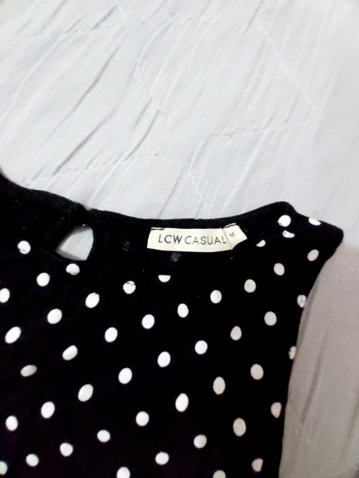 Siyah Puantiyeli Kolsuz V Yakalı Bluz - Görsel 5