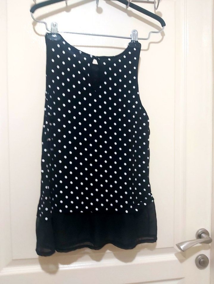 Siyah Puantiyeli Kolsuz V Yakalı Bluz - Görsel 3