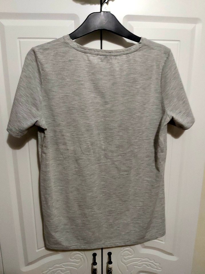 Gri V Yaka Keten Kadın Tişört - Görsel 3