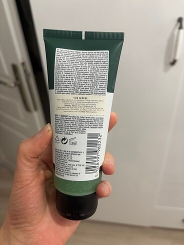 The Body Shop The body shop tea tree yüz scrubı