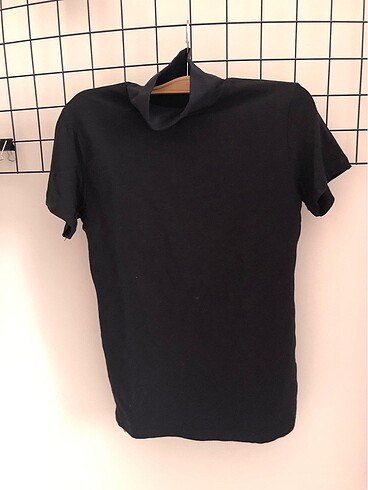 Boğazlı kısa kollu t-shirt