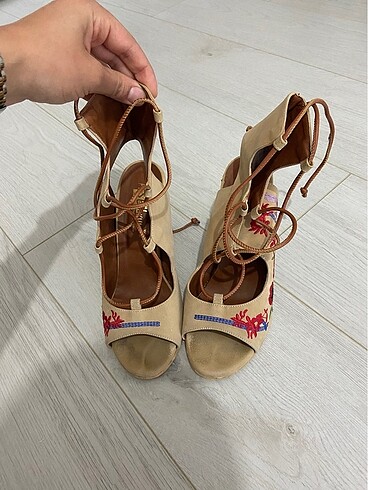 Diğer Toprak rengi çiçekli yazlık topuklu ayakkabı