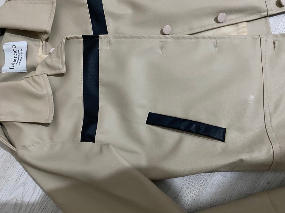 Bej Düğmeli Kısa Deri Ceket - Görsel 3