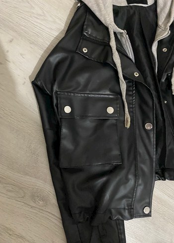 Stradivarius Gri Kapüşonlu Siyah Deri Ceket