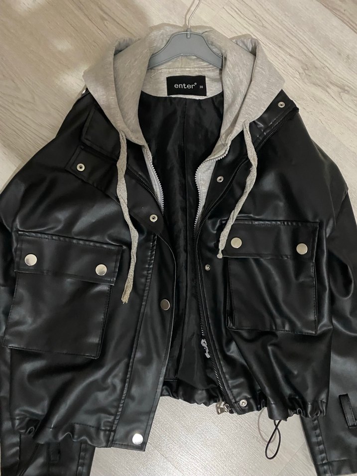 Gri Kapüşonlu Siyah Deri Ceket - Görsel 3