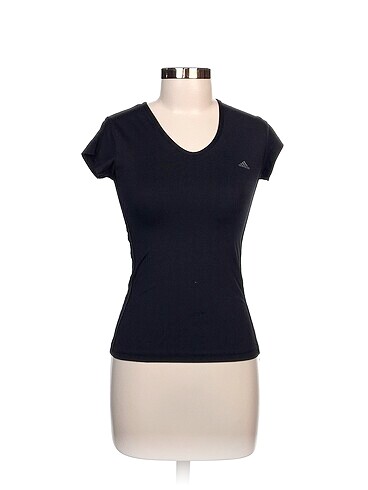 Adidas T-shirt %70 İndirimli.