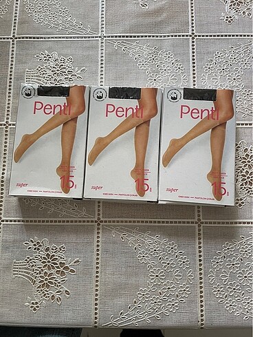 Üç adet dizaltı siyah ten çorap