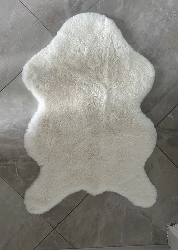 Beyaz Modern Şekilli Peluş Halı