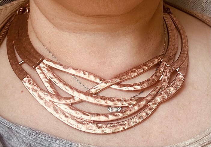 Beden Bakır ile rosegold arası tonda gösterişli metal kolye
