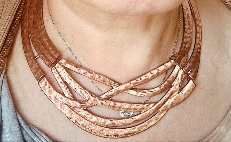 Beden turuncu Renk Bakır ile rosegold arası tonda gösterişli metal kolye