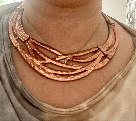 Bakır ile rosegold arası tonda gösterişli metal kolye