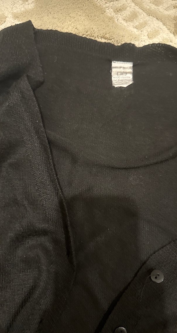 Siyah V Yakalı Düğmeli Kadın Hırka - Görsel 3