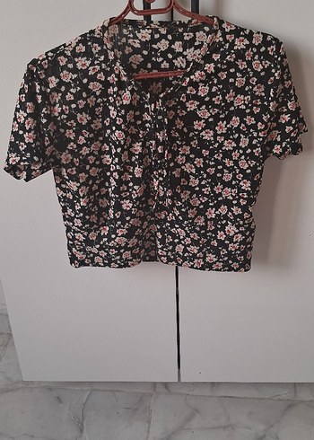 Çiçek Desenli Siyah Kısa Kollu Bluz
