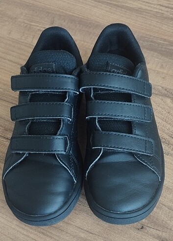 31 Beden Adidas Siyah Çocuk Ayakkabısı