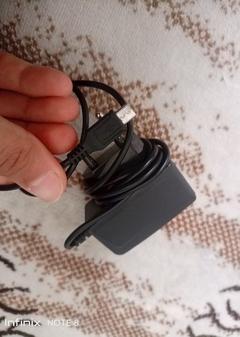 Bej ve Gri Telefon Şarj Aleti