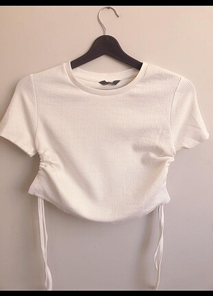 Beyaz crop beli büzgülü kenarları büzgülü crop
