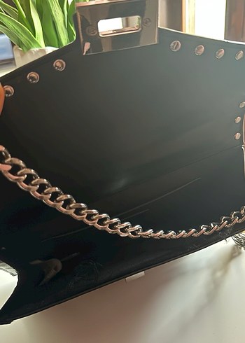 MANGO Zincir Detaylı İşlemeli Siyah Deri Çanta - Görsel 3