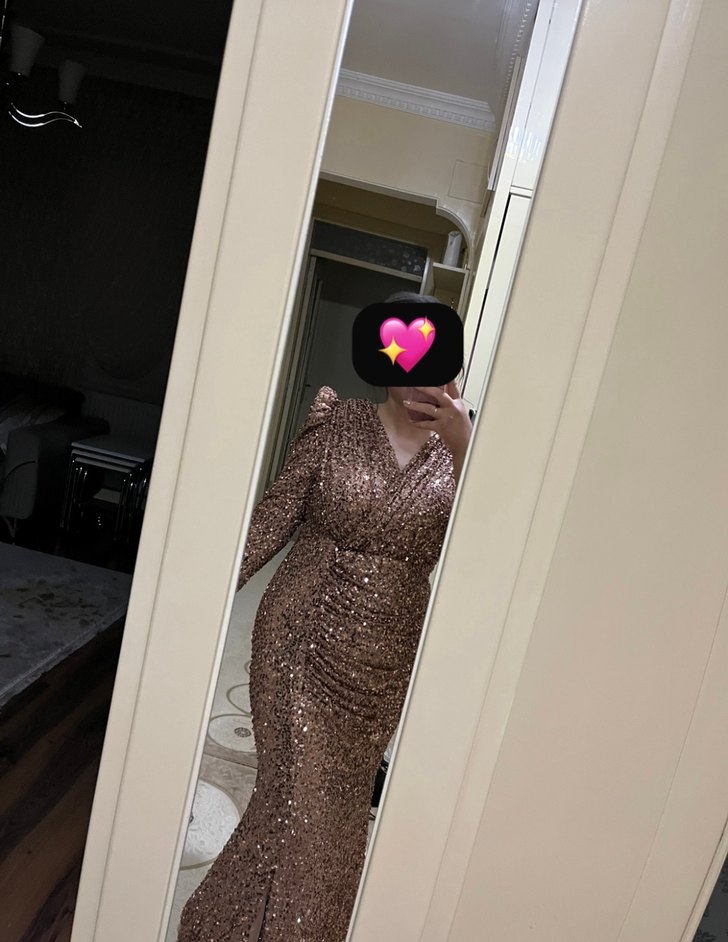 Drapeli V Yakalı Altın Renkli Uzun Kollu Abiye - Görsel 2