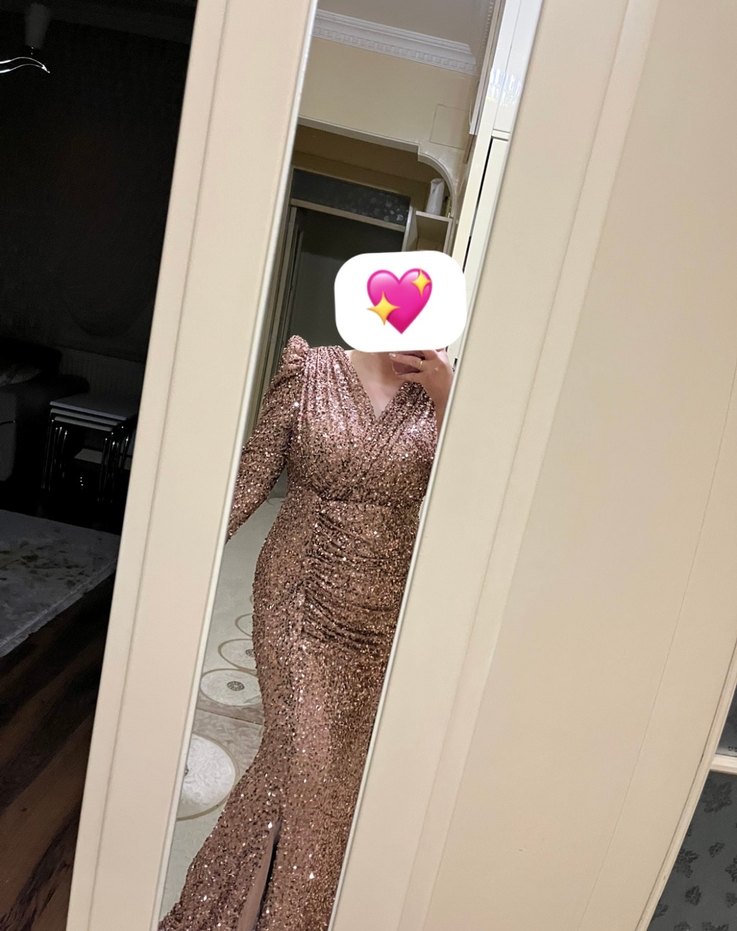 Drapeli V Yakalı Altın Renkli Uzun Kollu Abiye - Görsel 3