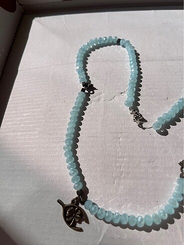 Beden Aquamarine taşlı yonca detaylı kolye