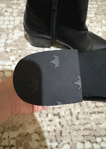 Zara Siyah Deri Fermuarlı Topuklu Bot