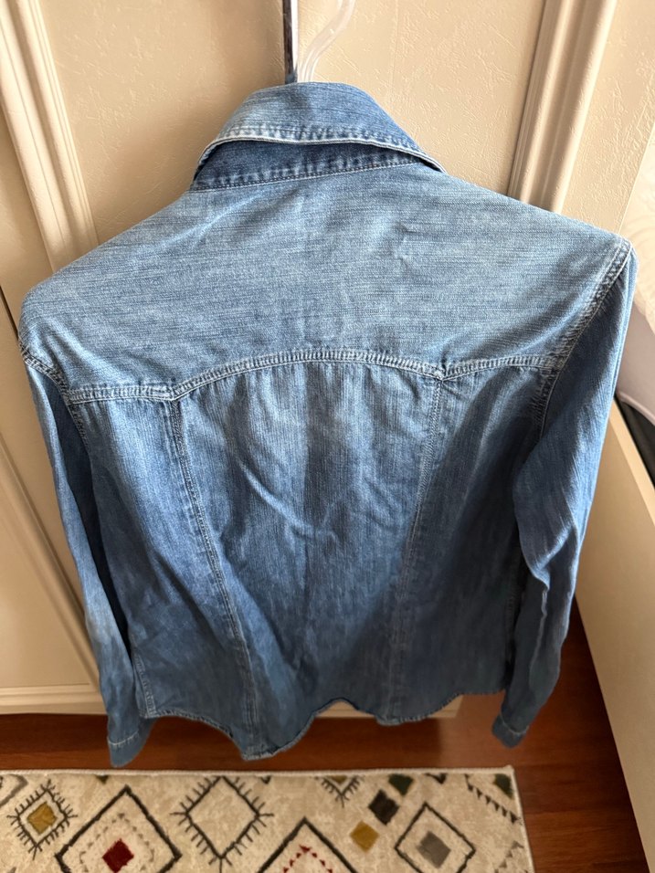 Uzun Kollu Düğmeli Mavi Denim Gömlek - Görsel 4