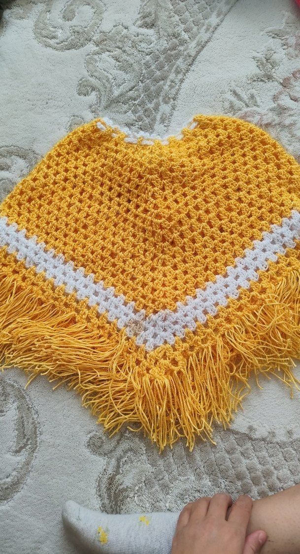 Sarı Püsküllü Örgü Kız Panço - Görsel 3