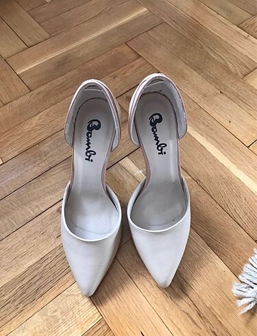Bej stiletto
