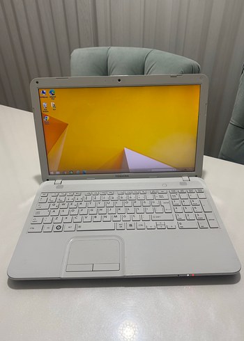 Beyaz Toshiba Dizüstü Bilgisayar