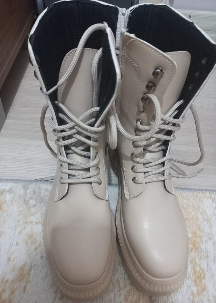 Krem Rengi Bot - Görsel 2