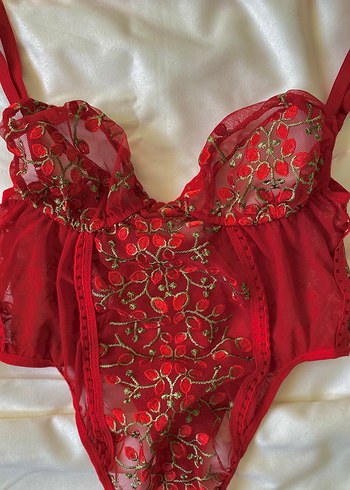 KIRMIZI ÇİÇEKLİ YANDAN BAĞLAMALI BODYSUIT