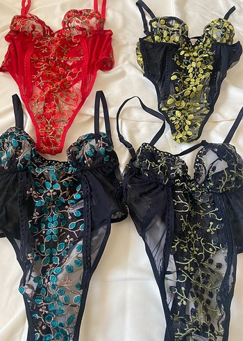 KIRMIZI ÇİÇEKLİ YANDAN BAĞLAMALI BODYSUIT