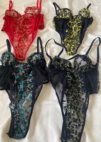 Diğer KIRMIZI ÇİÇEKLİ YANDAN BAĞLAMALI BODYSUIT