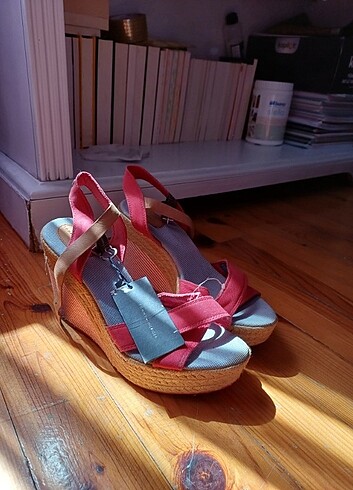 tommy hilfiger dolgu topuk sandalet