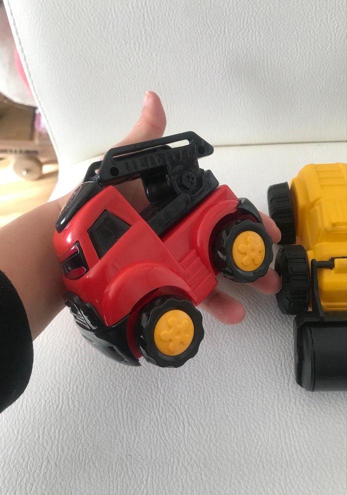 Renkli Kırmızı Oyuncak Kamyon ve Yol Silindiri - Görsel 5