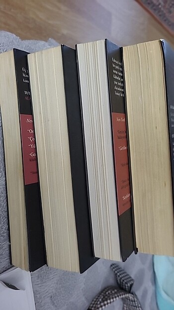 Beden 4 adet kitap seti göründüğü gibi yırtık kopuk yok orjinal,poster