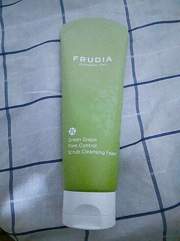 FRUDIA Green grape pore control scrub cleansing foam