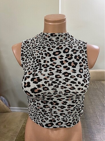 Stradivarius kısa leopar desen crop