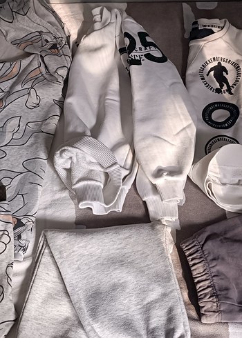 5 Yaş Beden gri Renk 6 parça günlük evde kullanıma uygun eşofman ve sweatshirtler