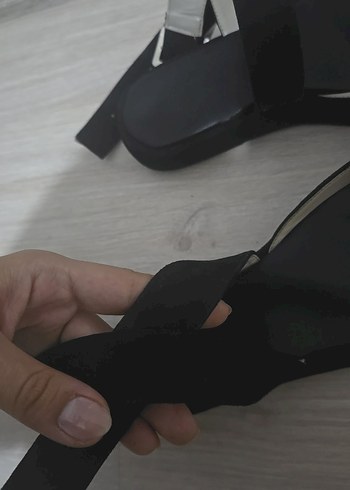 Zara Kadın Siyah Bantlı Sandalet