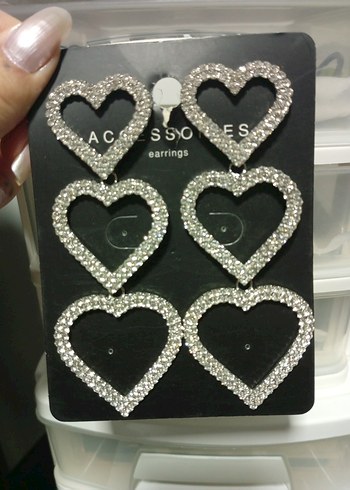 Sıralı Parlak Kalp Küpeler - Görsel 2