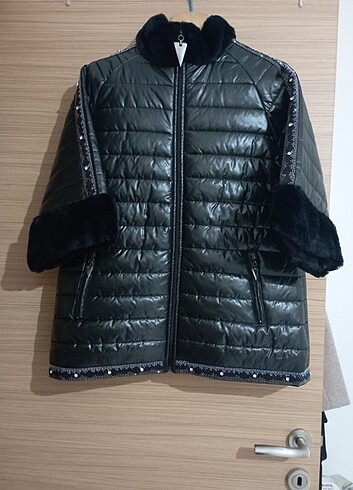 Taşlı ve kürk detaylı şişme mont - Görsel 5