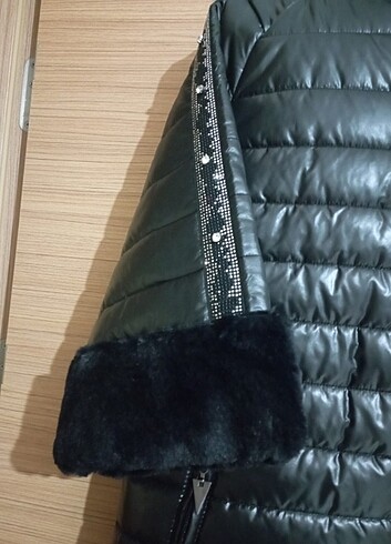 Taşlı ve kürk detaylı şişme mont - Görsel 6