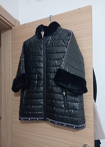 Taşlı ve kürk detaylı şişme mont