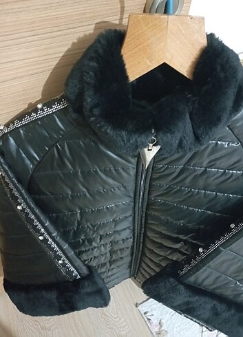 Taşlı ve kürk detaylı şişme mont - Görsel 9