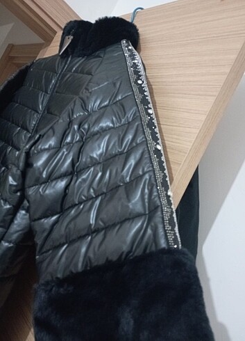 Taşlı ve kürk detaylı şişme mont - Görsel 12