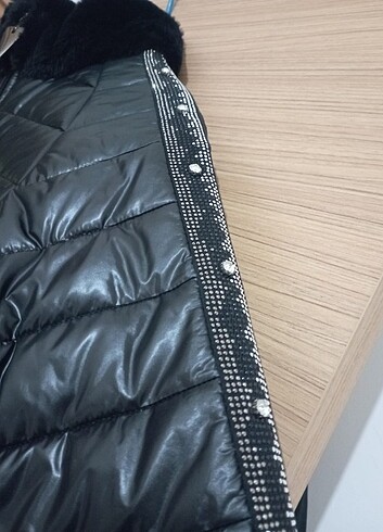 Taşlı ve kürk detaylı şişme mont - Görsel 15