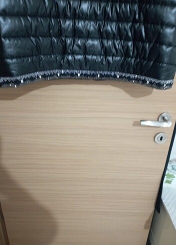 Taşlı ve kürk detaylı şişme mont - Görsel 16