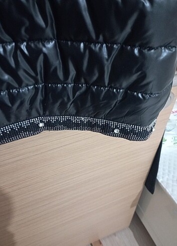 Taşlı ve kürk detaylı şişme mont - Görsel 17